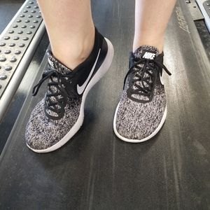 Meet your posher, Phoebe